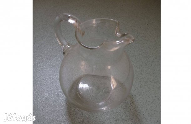 Szép formájú, pocakos, átlátszó üveg kancsó