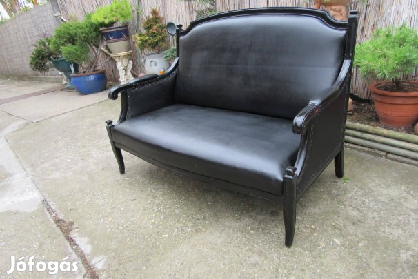 Szép formájú kanapé bőr huzattal