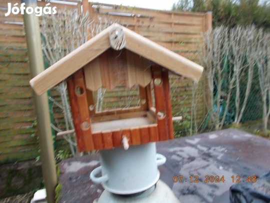 Szép madáretető masszív kivitelben