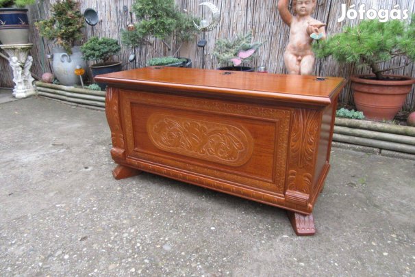 Szép mutatós láda 50 cm magas