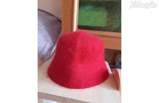 Szép piros kalap azt szerintem új, kb 58-as eladó./Kelenföld