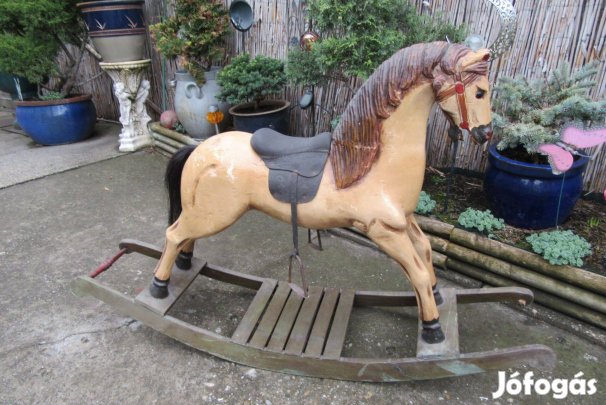 Szép régi hintaló fellelt állapotban