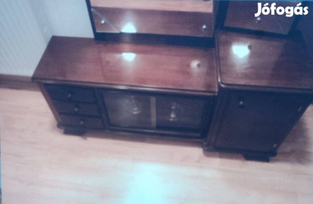 Szép stílusú kis szekrény