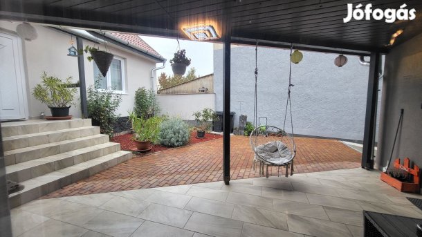 Szépasszonyvölgy  közelében 2 ház egy  telken eladó. 20-9751413