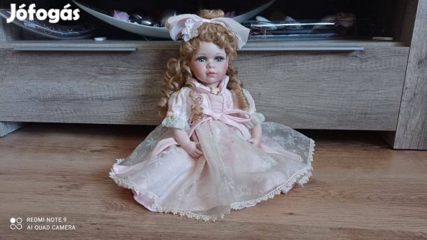 Szépséges ülő porcelán baba 45cm