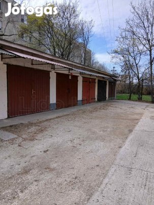 Szerelőaknás garázs eladó a Komáromi utcában
