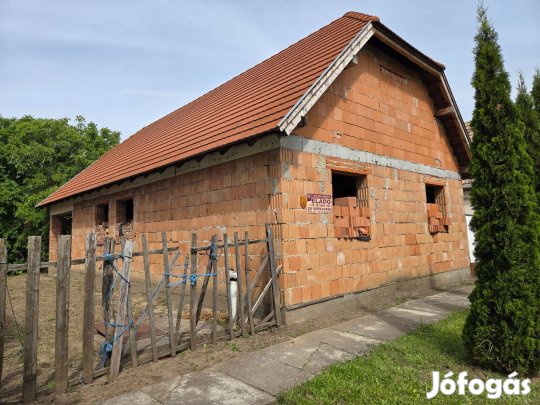 Szerkezetkész családi ház eladó!