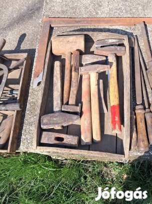Szerszámok, kulcskészlet, reszelő, kalapács