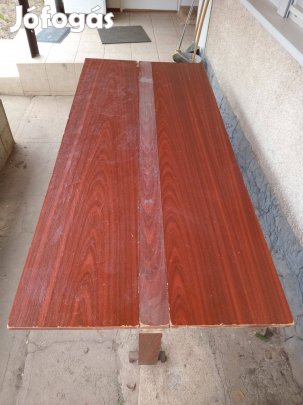 Szétnyitható tárgyalóasztal