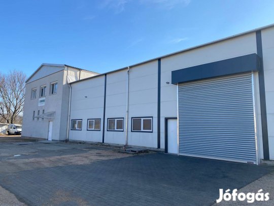 Szigetelt, 1800 nm-es csarnok irodákkal kiadó!