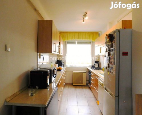 Szigetelt társasházban 2 szoba +nappalis lakás, garázzsal eladó