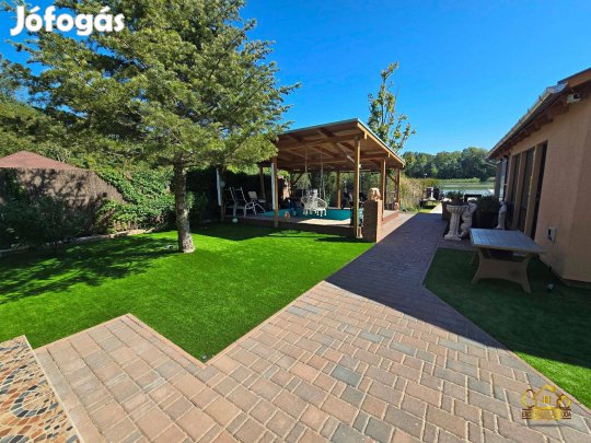 Szigethalmon közvetlen vízparti családi ház saját stéggel! 1078