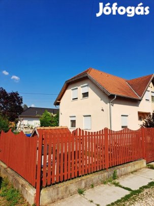 Szigethalom, Fiumei utcáról nyíló, 100 m2-es, ikerház, 4 szobás