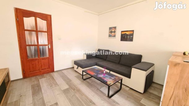 Szigeti úton eladó társsházi lakás-POTE 2 percre-befektetésnek is jó!