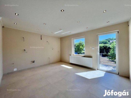 Szigetvári Utcában Felújított, 3 Szintes Családi Ház Eladó