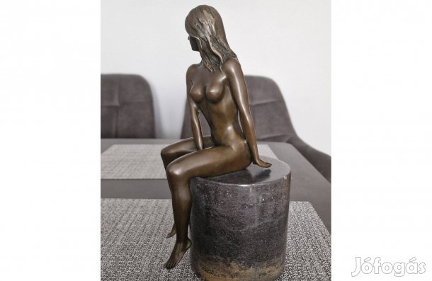 Szignált női akt bronz szobor eladó! Szépen kidolgozott, hibátlan