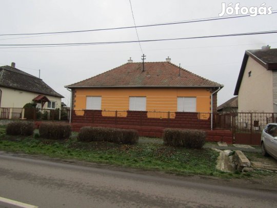 Szihalmon kettő generációs családi ház