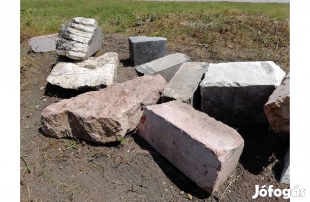 Sziklakerti kő terméskő, tardosi márvány tömb, mészkő kőtömb sziklakő