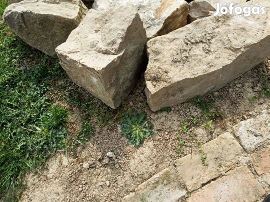Sziklakerti kövek, sziklák