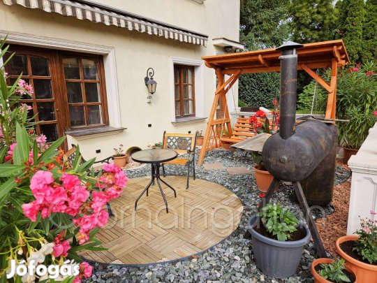 Szil - egyedi, családi ház jellegű villa eladó