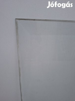 Szilánkmentes 4mm vastag üveg.