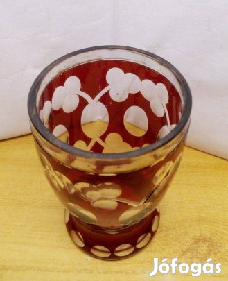 Szilva motívumos metszett rubinvörös kehely. Cseh Bohemia