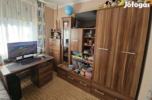 Szilva színű szekrénysor íróasztallal, forgószékkel, tv-vel