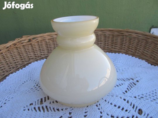 Színes, kis tejüveg búra