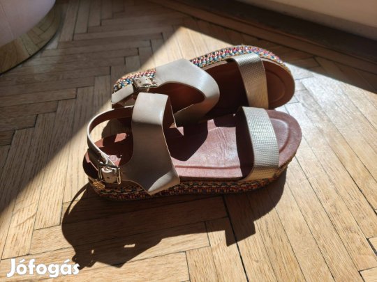 Színes anyaggal bevont talpú vidám szandál 38-as