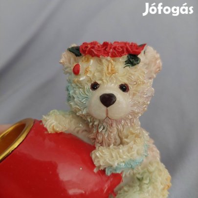 Színes bundájú maci szívecskés gyertyatartóval