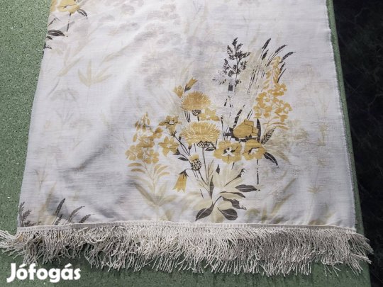 Színes függöny az ablakon