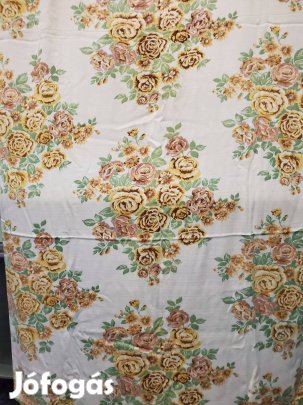 Színes függöny az ablakon