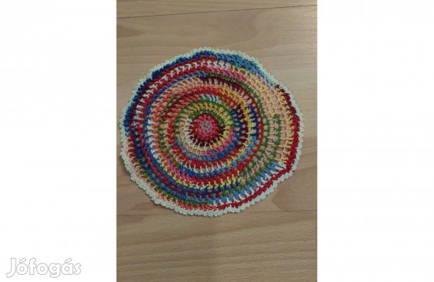Színes horgolt terítő, 17 cm átmérőjű