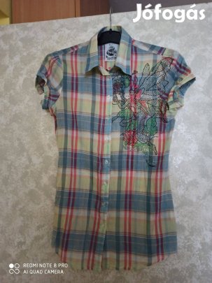 Színes kockás kövekkel díszített vékony vászon blúz