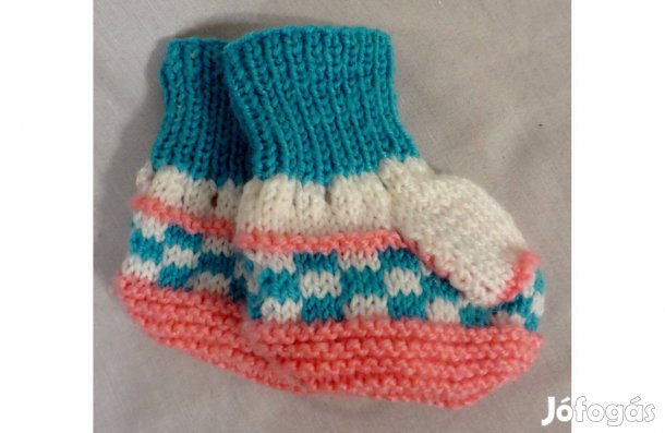 Színes kötött babacipő