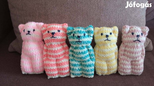 Színes kötött mackó 11 cm 500 Ft