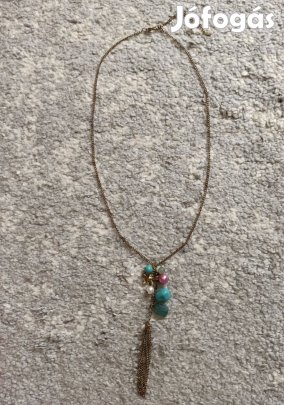 Színes kövekkel díszített szép hosszú bizsu nyaklánc