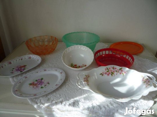 Színes műanyag tányérok, tálak