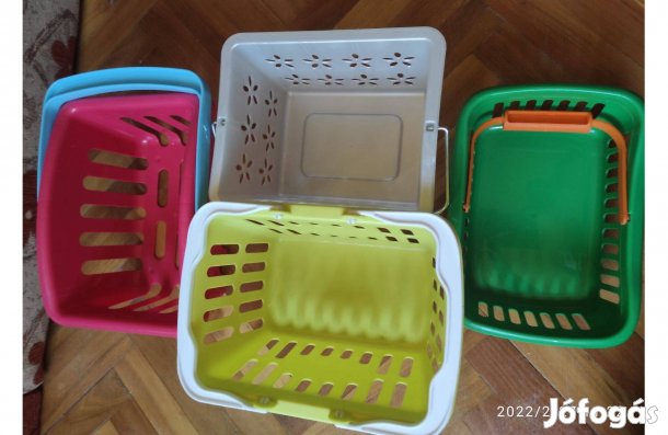 Színes műanyag tároló kiskosarak