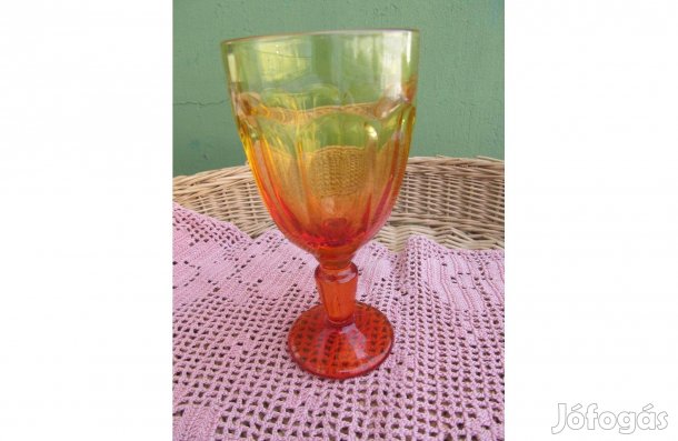 Színezett, öntött üveg kehely