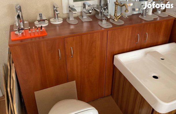 Szinte új, hibátlan Báthori alacsony dupla nyíló ajtós szekrény eladó