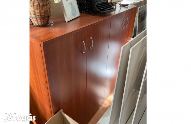 Szinte új, hibátlan Báthori közép magas nyíló ajtós szekrény eladó