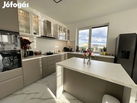 Szinte új, panorámás családi ház eladó Vácrátóton  3 háló, nagy