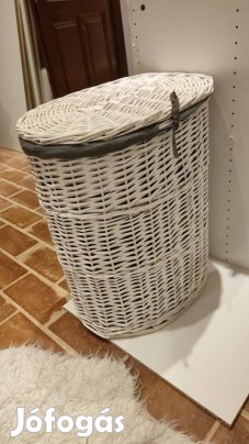 Szinte új fehér vessző szennyeskosár fedéllel és mosható belső zsákkal