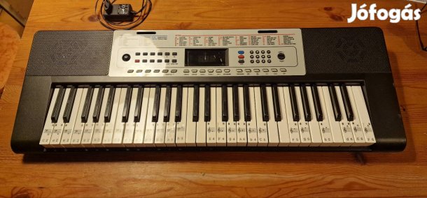 Szintetizátor 54 billentyűs, sok funkcióval.