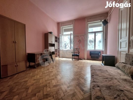 Szinva utcában eladó 60 m-es, 2 külön bejáratú szobás felújítandó!