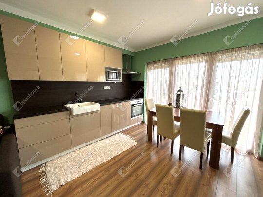 Szitásdomb I-en, újszerű, kertkapcsolatos földszinti lakás eladó!