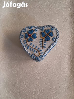 Szív alakú, hímzett ékszeres dobozka, vintage