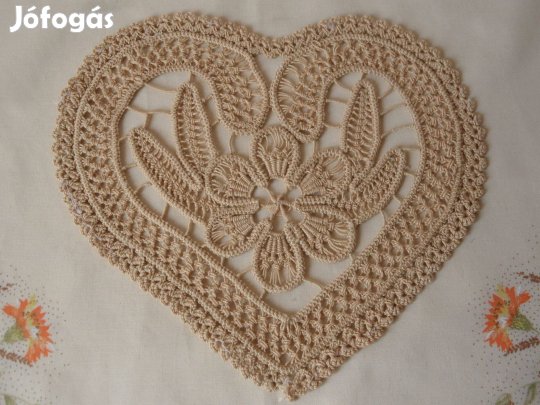 Szív alakú kézi horgolású csipke terítő