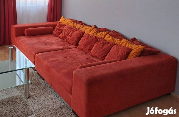 Szobai kanapé és polcos, fiókos íróasztal